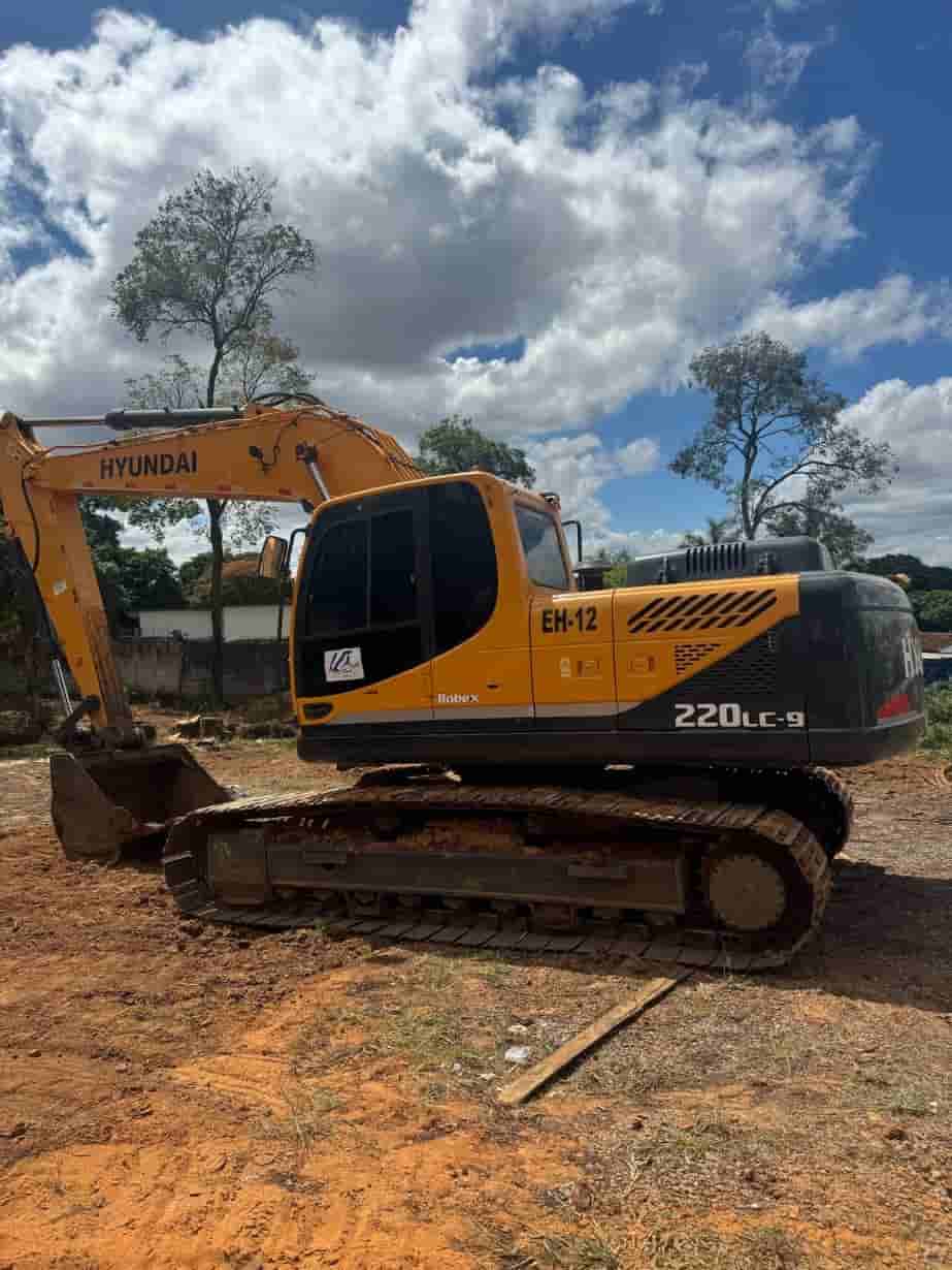 Escavadeira Hyundai R220LC-9 2014 - imagem de fundo