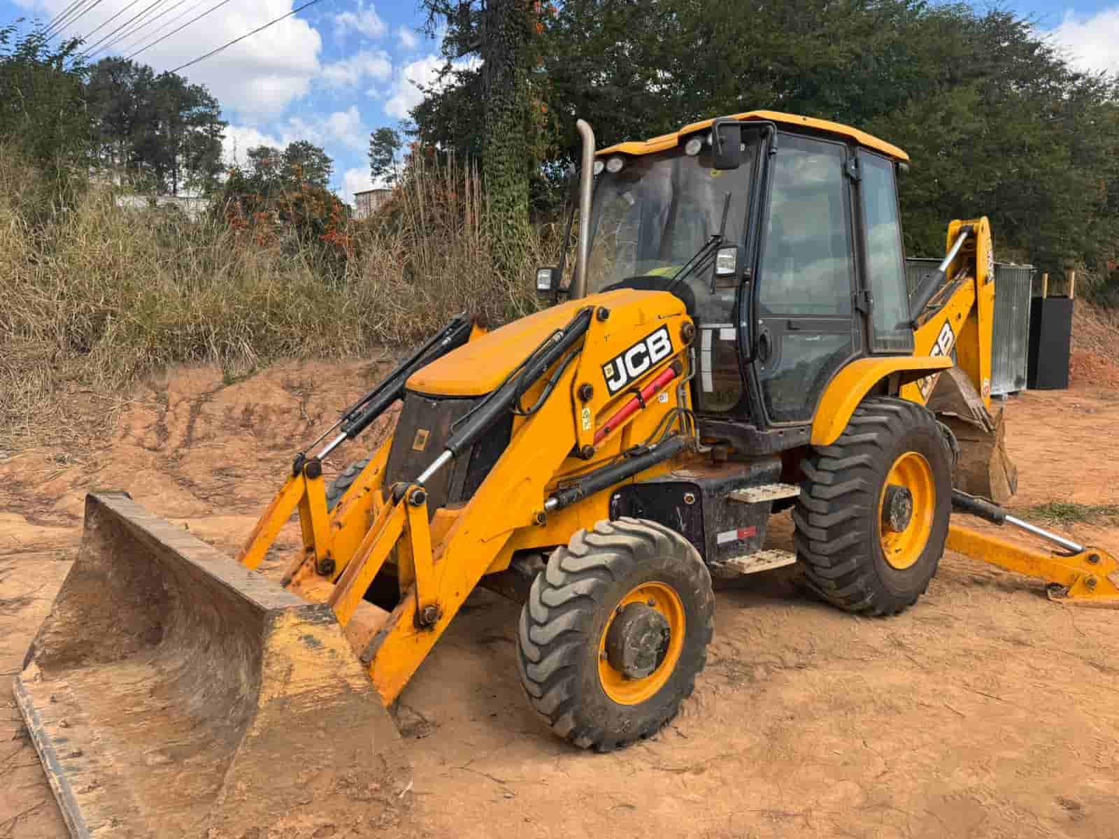 Retroescavadeira JCB 3CX 2024 - imagem de fundo