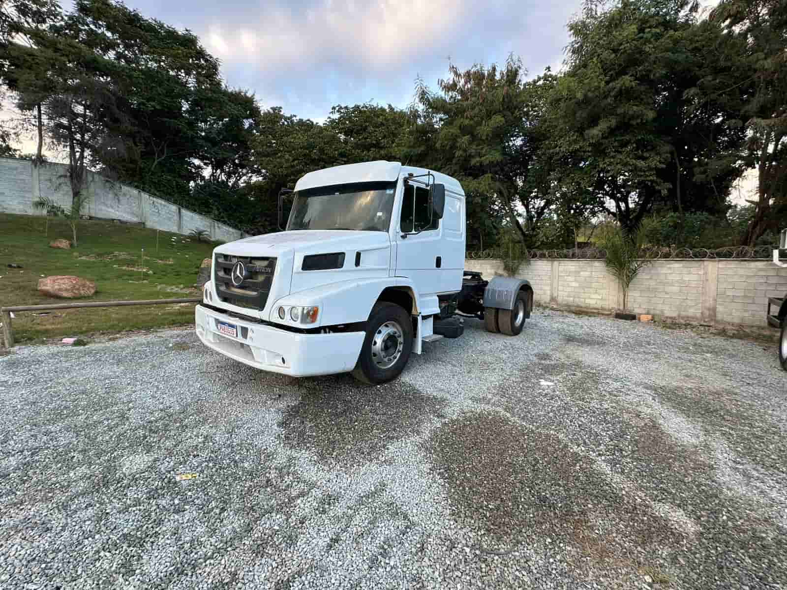 Caminhão Mercedes Benz Atron 1635 2014 - imagem de fundo