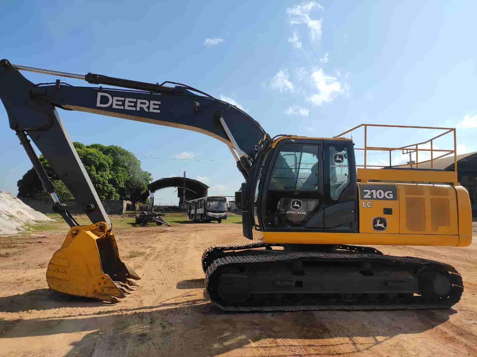 Escavadeira John Deere 210G 2019 - imagem de fundo