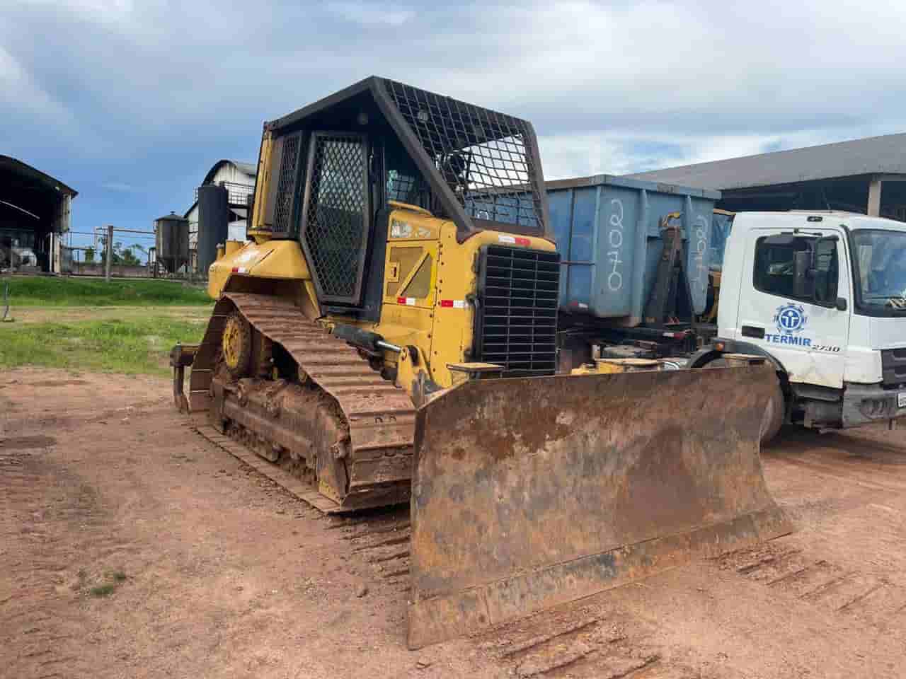 Trator de esteira CAT D6N 2016 - imagem de fundo