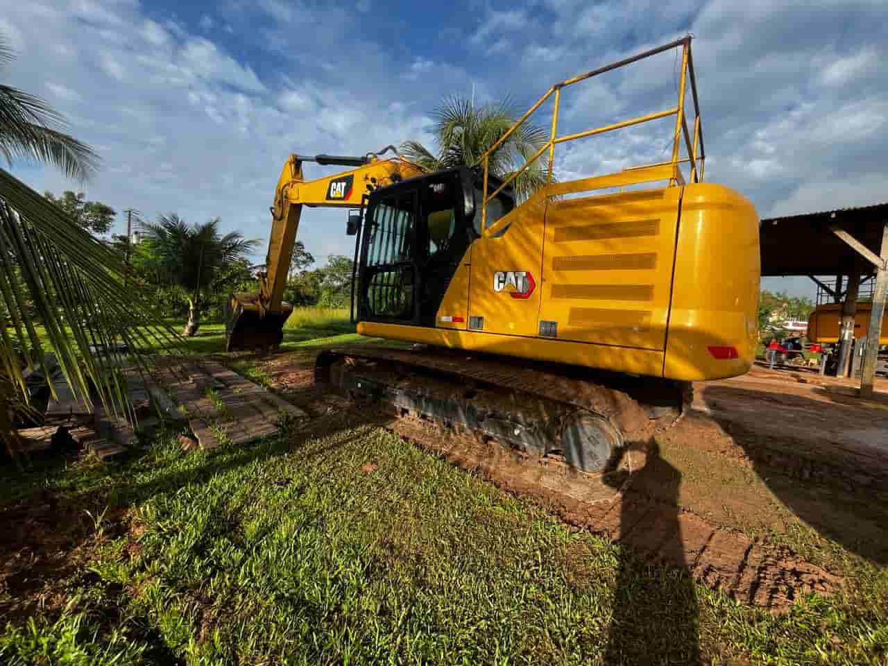 Escavadeira CAT 320 2019 - imagem de fundo