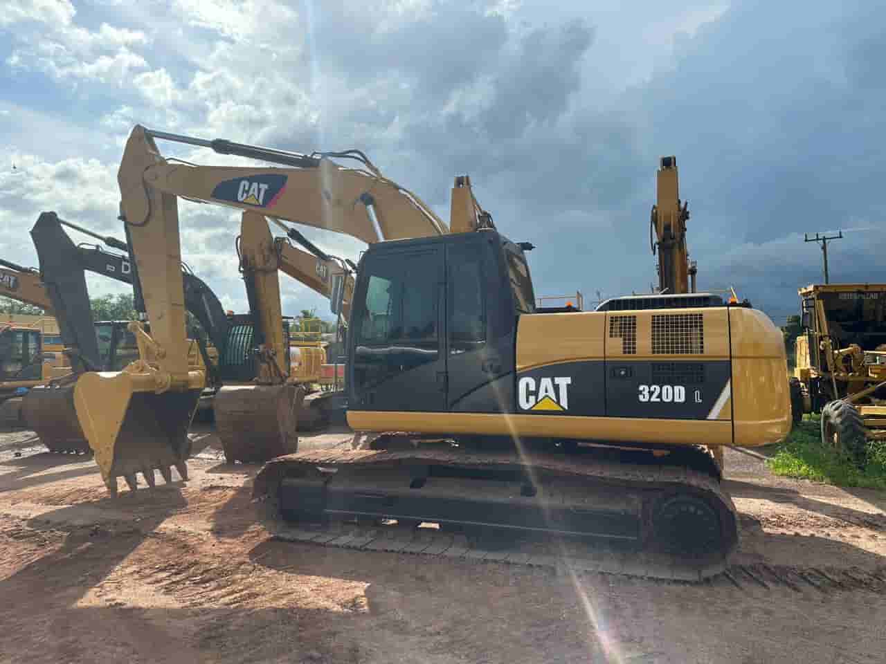 Escavadeira CAT 320 DL 2012 - imagem de fundo