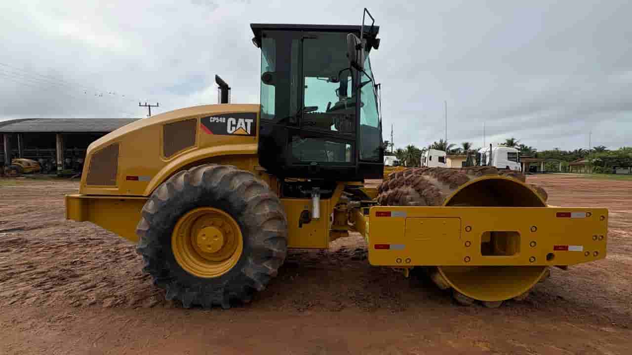Rolo compactador Caterpillar CP54B 2014 - imagem de fundo