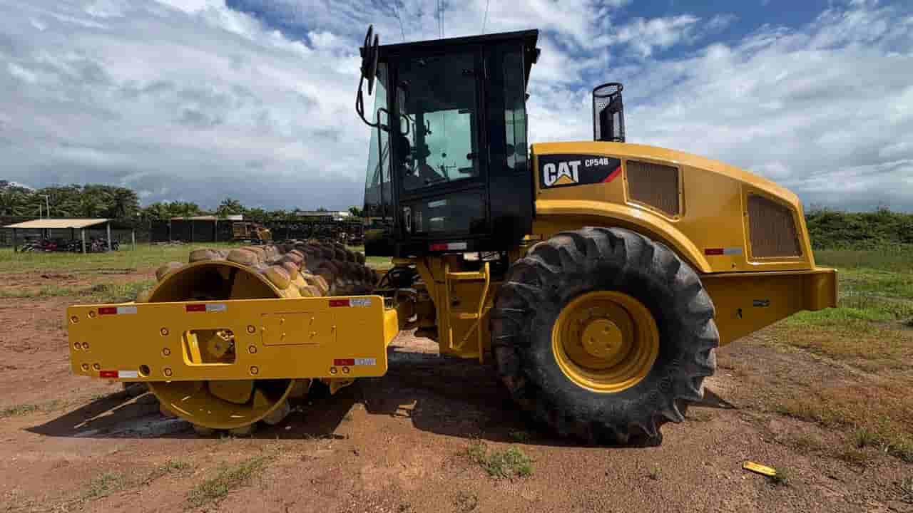 Rolo compactador CAT CP54B 2013 - imagem de fundo