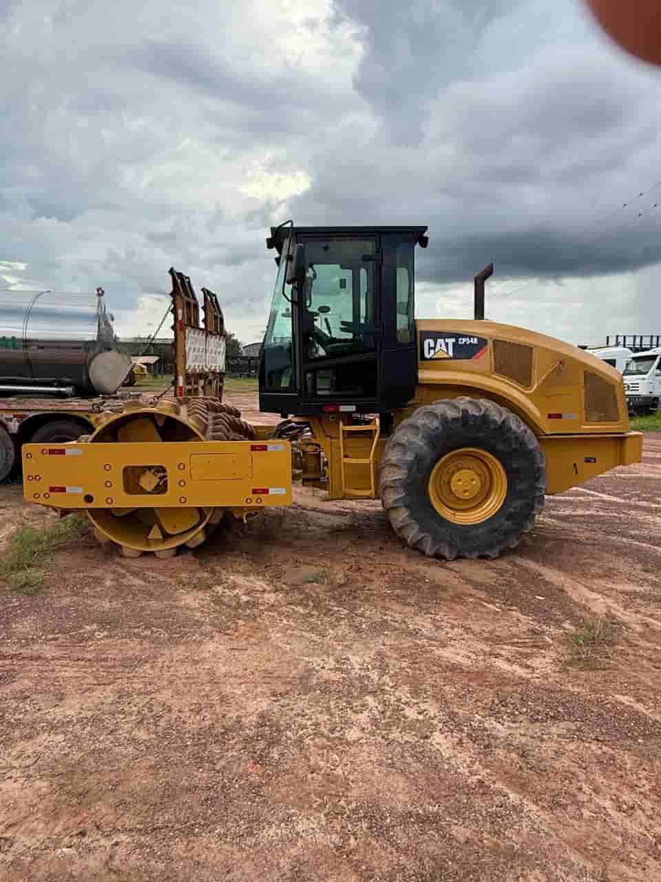 Rolo compactador Caterpillar CP54B 2015 - imagem de fundo