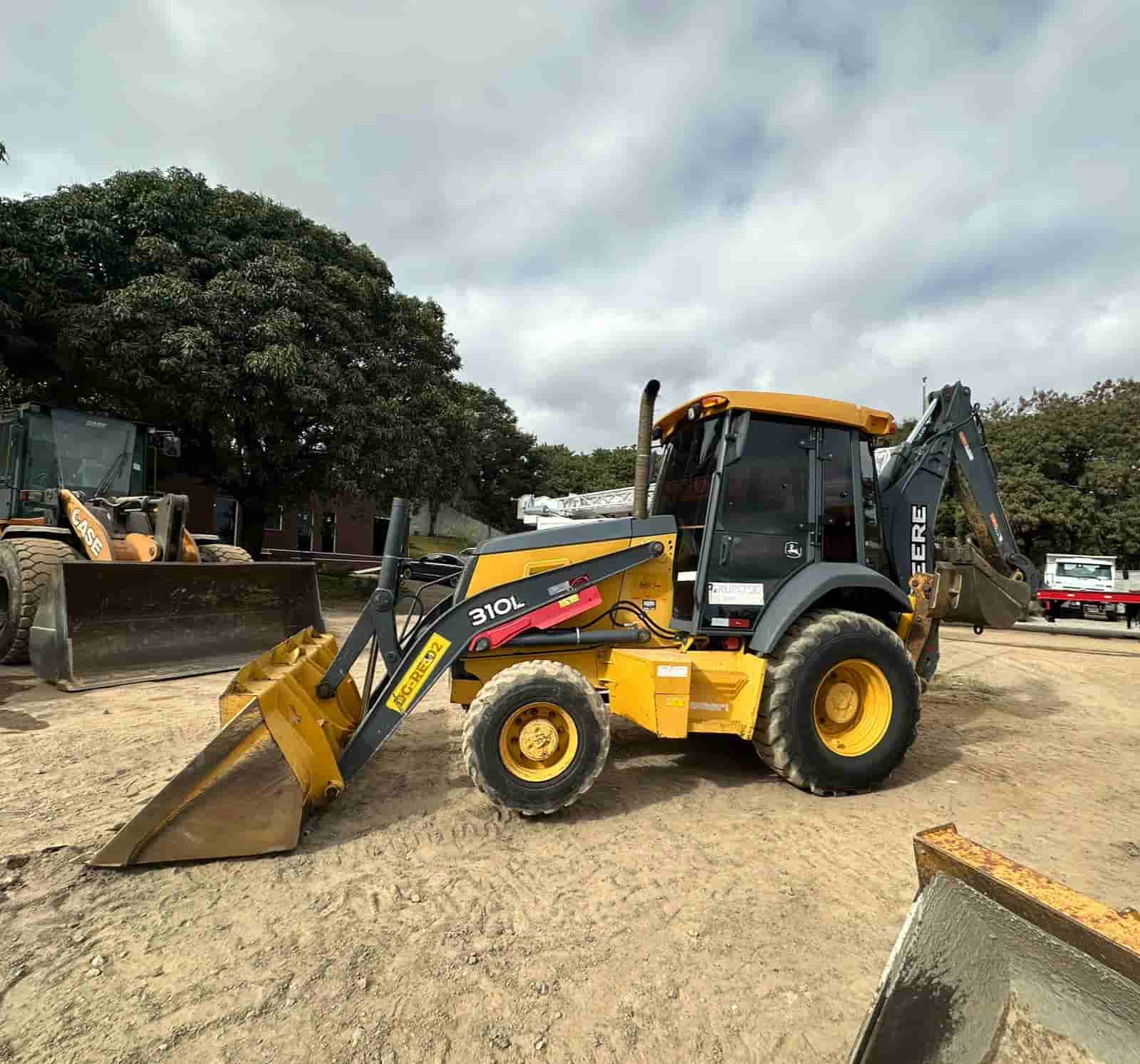 Retroescavadeira John Deere 310 L 2020 - imagem de fundo