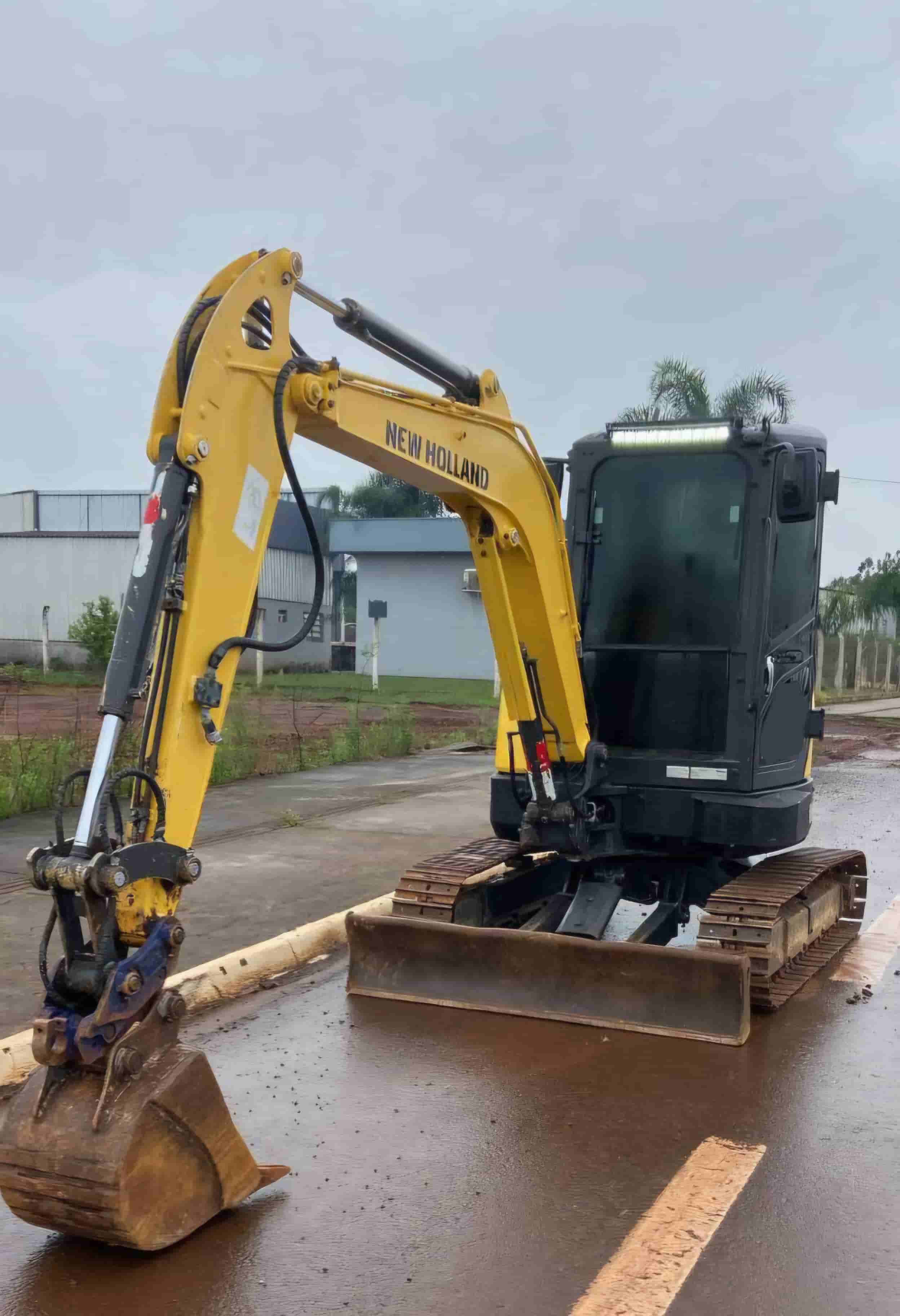 Mini Escavadeira New Holland E37C 2019 - imagem de fundo