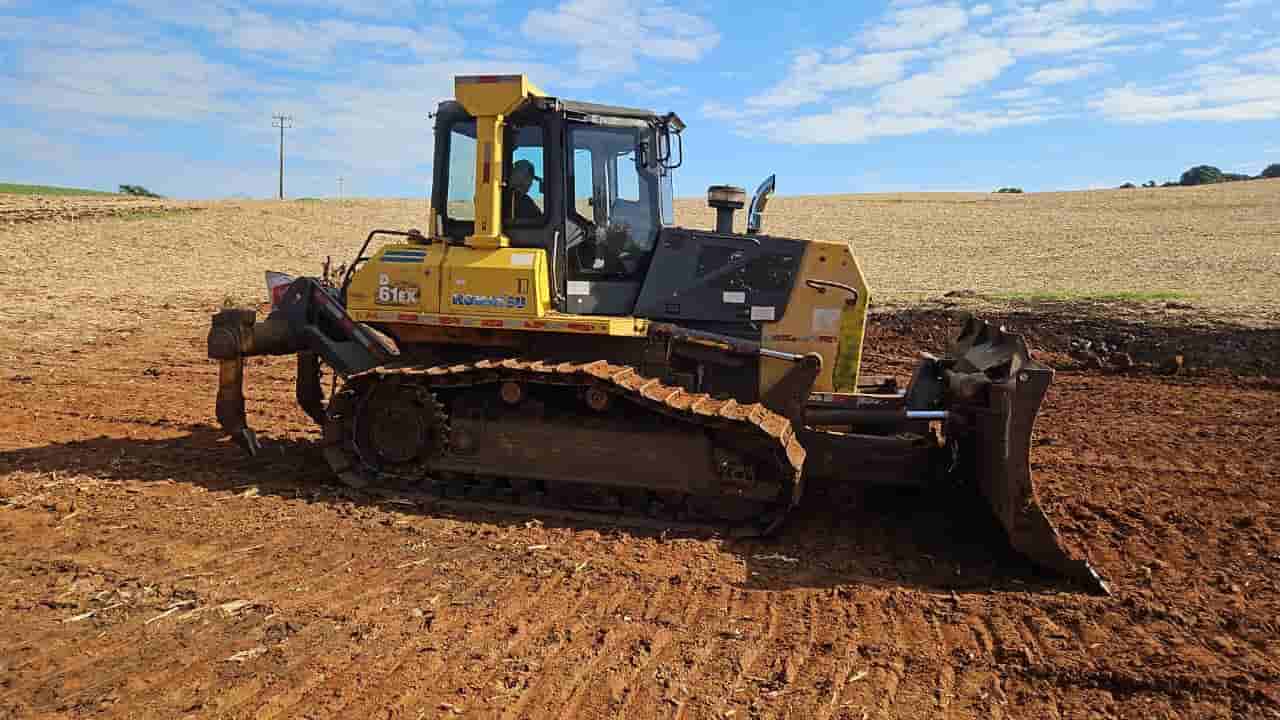 Trator de esteira Komatsu D61-EX 2010 - imagem de fundo