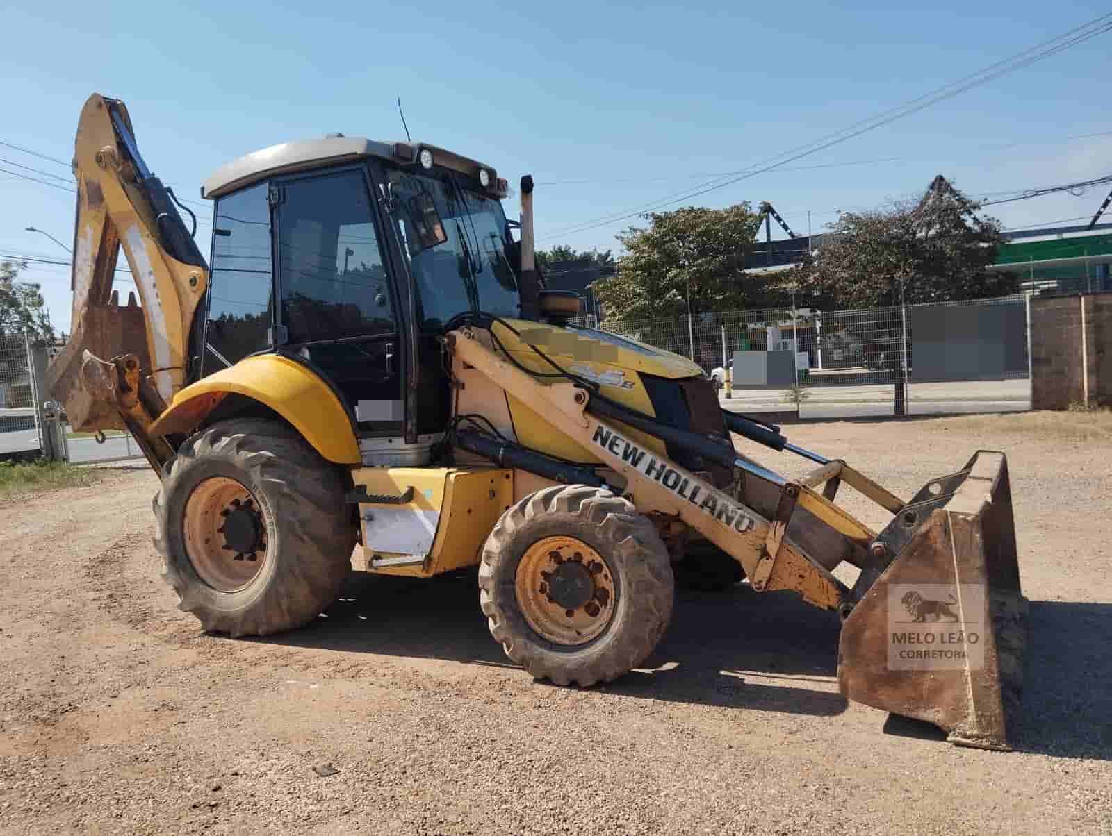 Retroescavadeira New Holland B95B 2013 - imagem de fundo