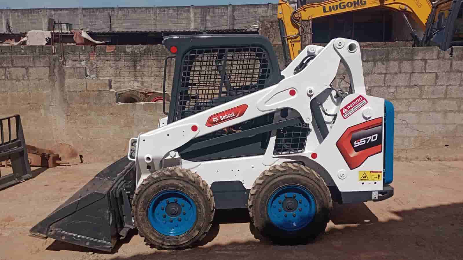 Mini Carregadeira Bobcat S570 2019 - imagem de fundo