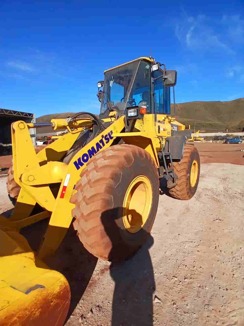 Pá Carregadeira Komatsu WA200 2024 - imagem de fundo