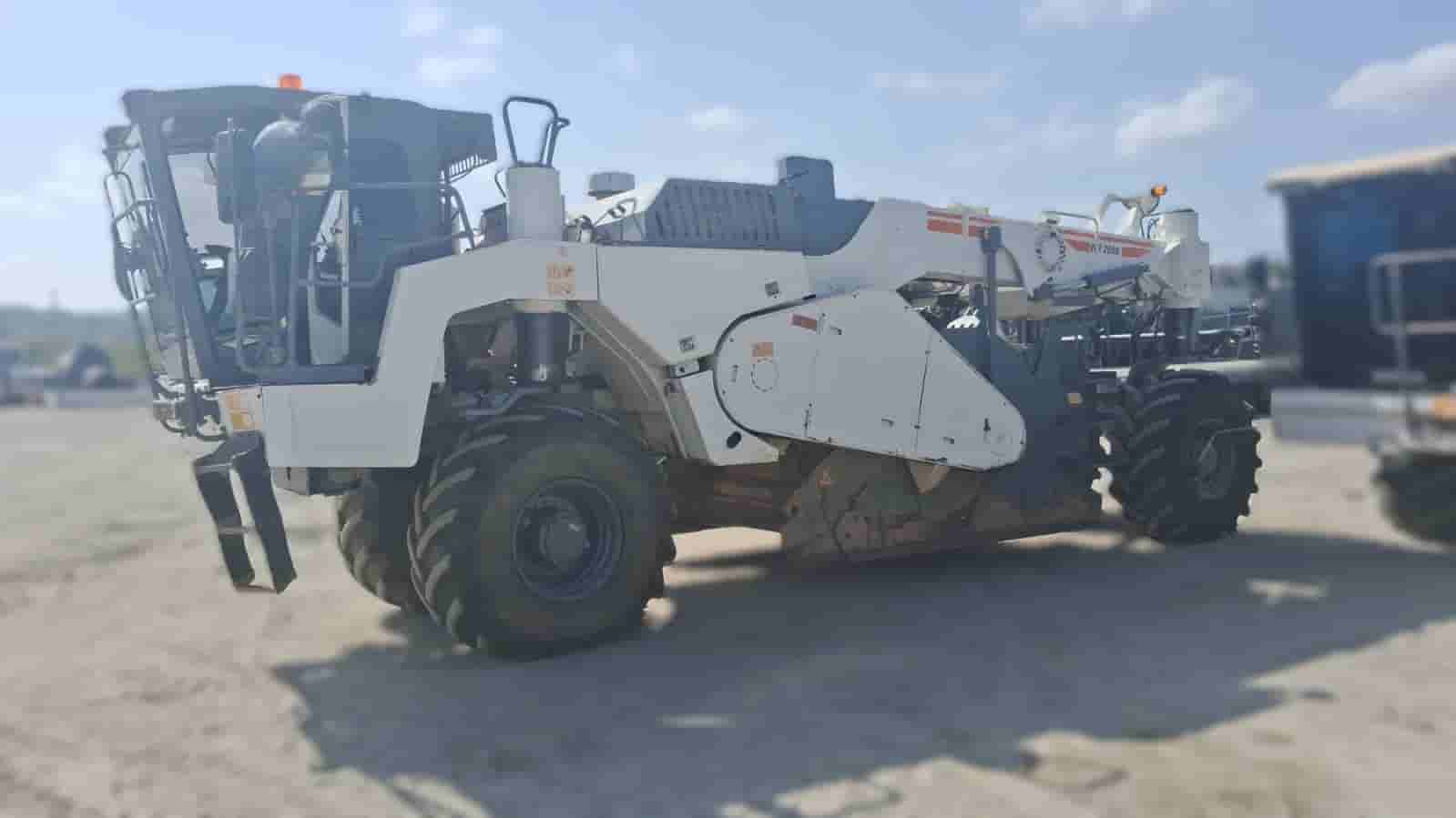 Recicladora de Asfalto Wirtgen WR2000 2010 - imagem de fundo