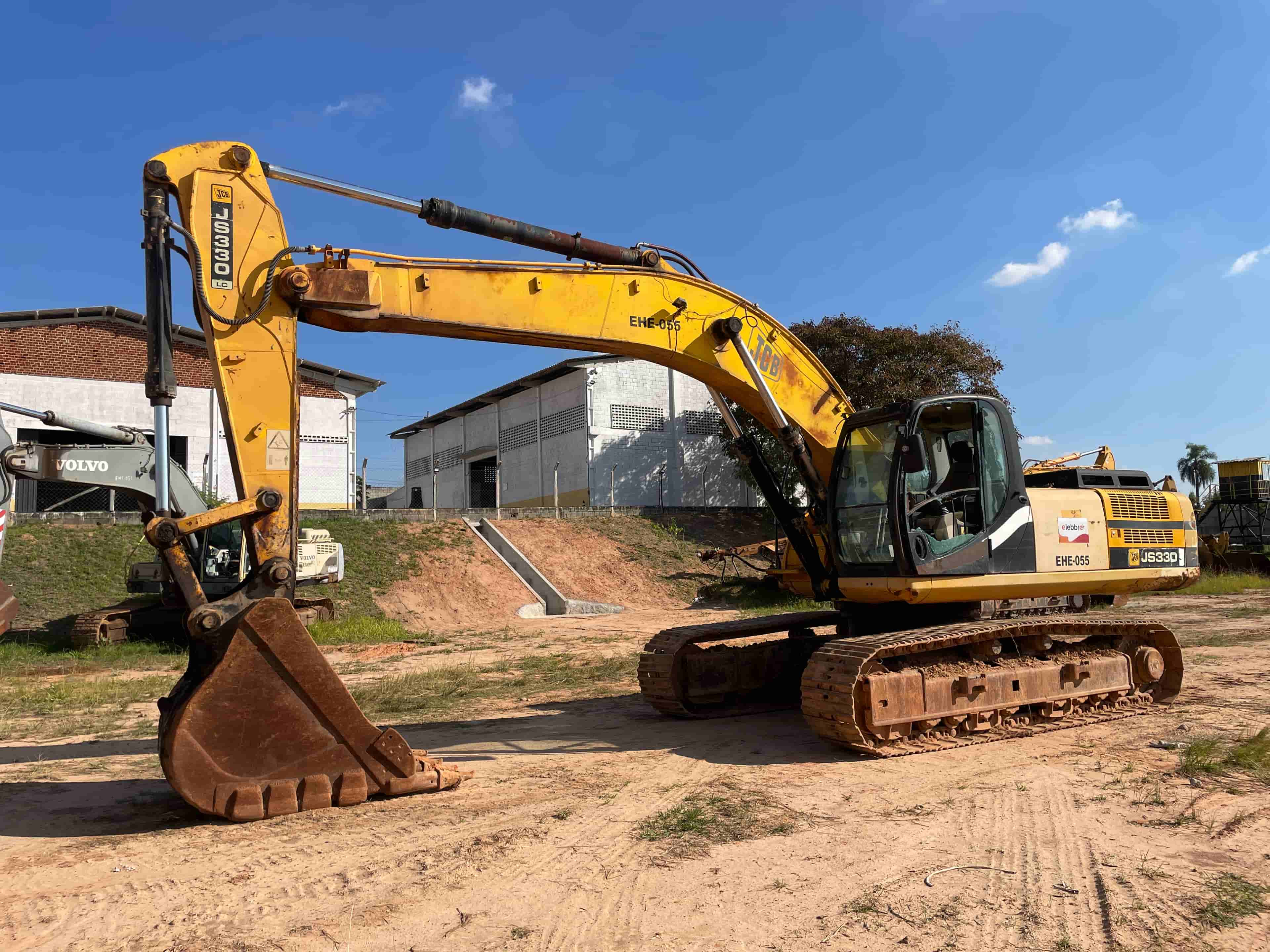 Escavadeira JCB JS330LC 2009 - imagem de fundo
