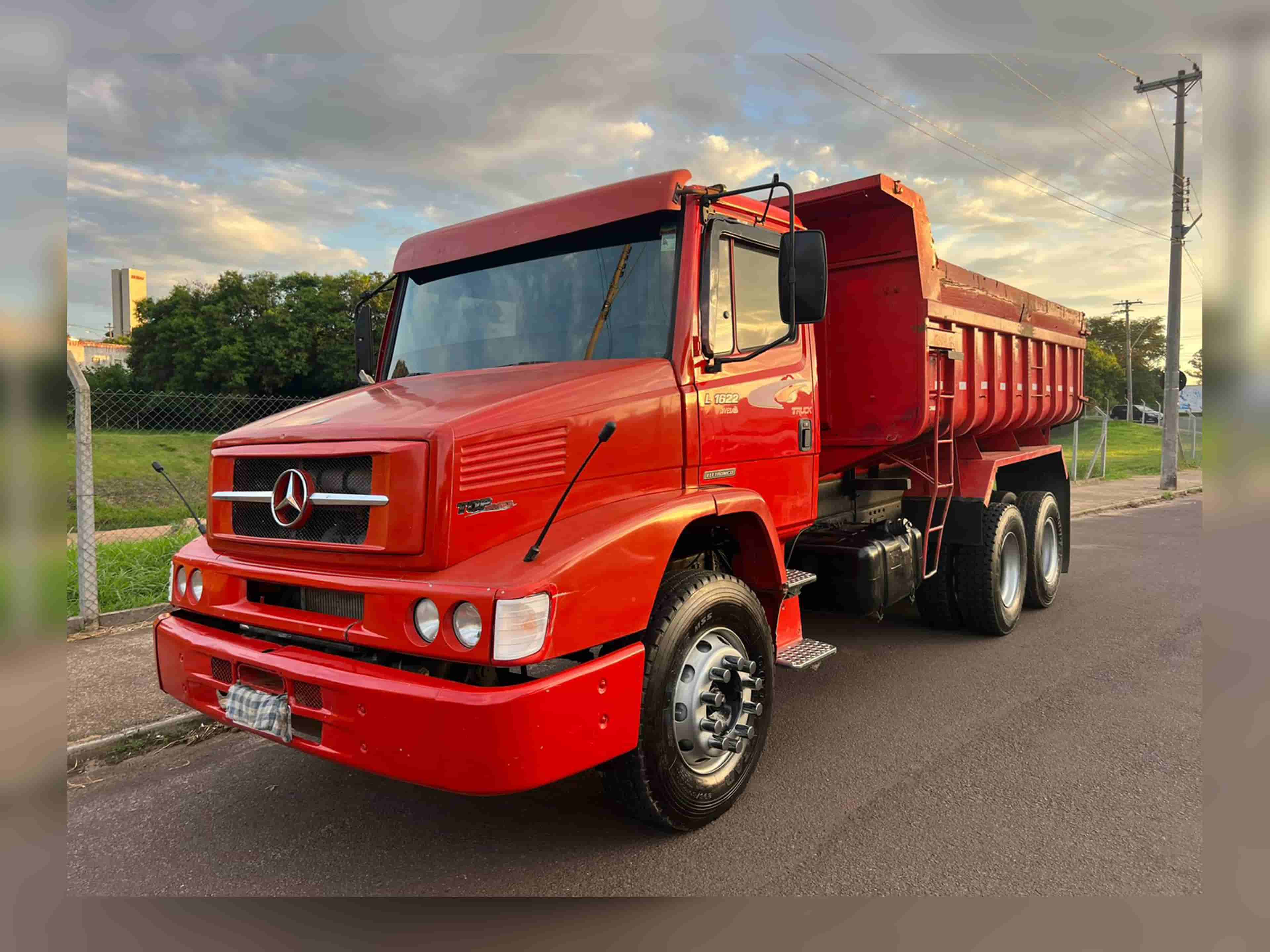 Caminhão Mercedes Benz 1622 2002 - imagem de fundo