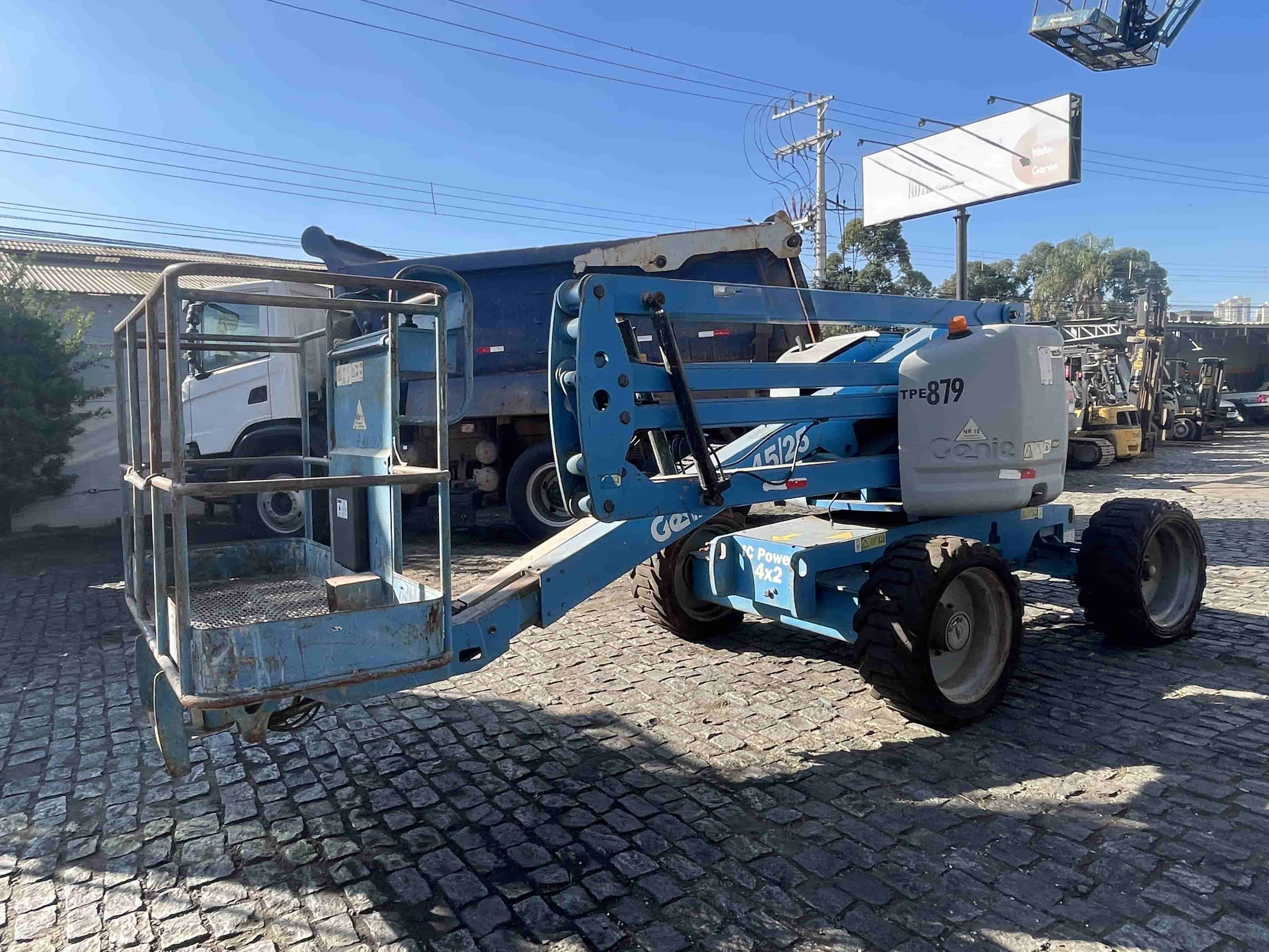Plataforma elevatória Genie Z45/25 2010 - imagem de fundo