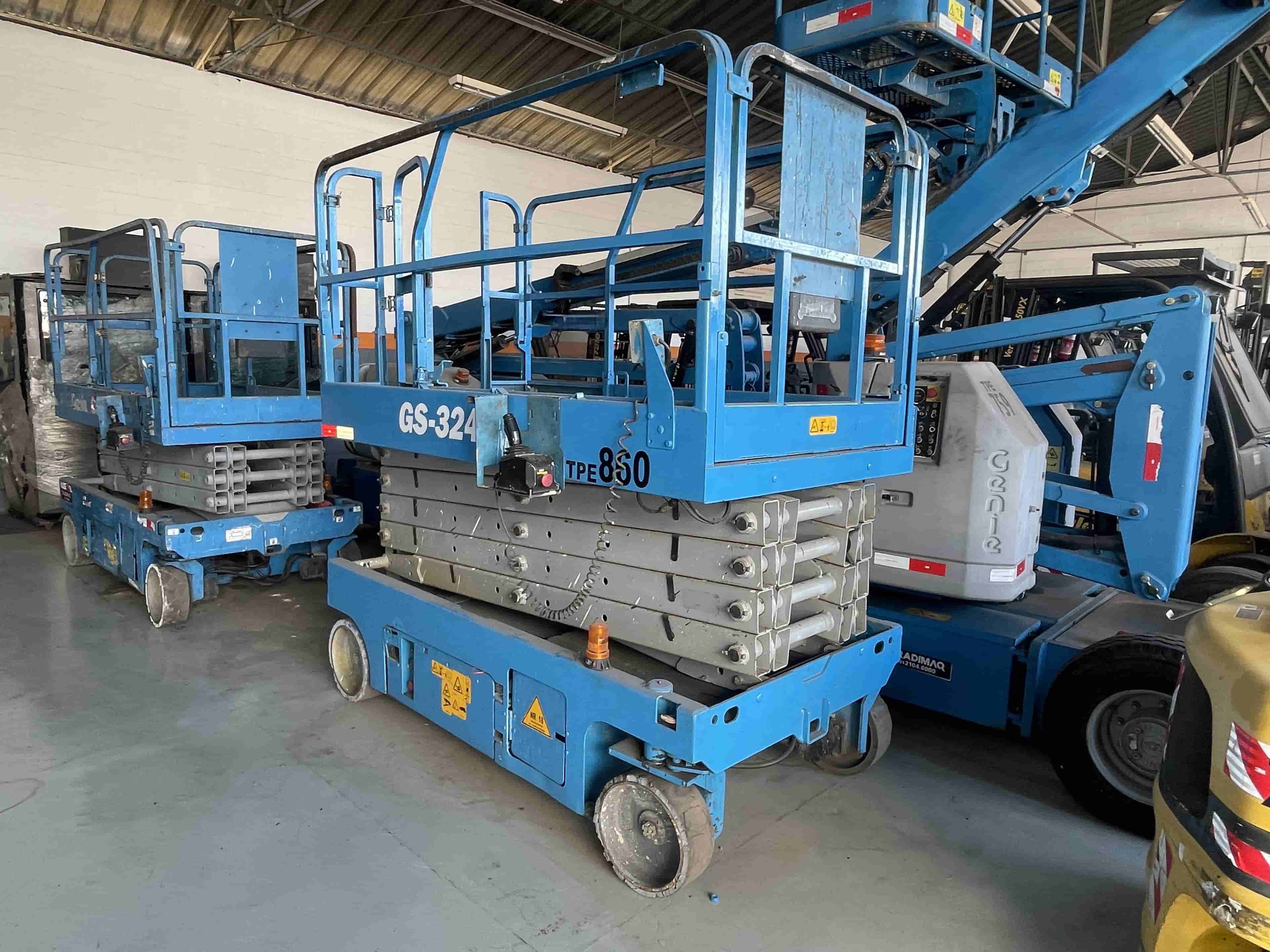 Plataforma elevatória Genie GS3246 2010 - imagem de fundo