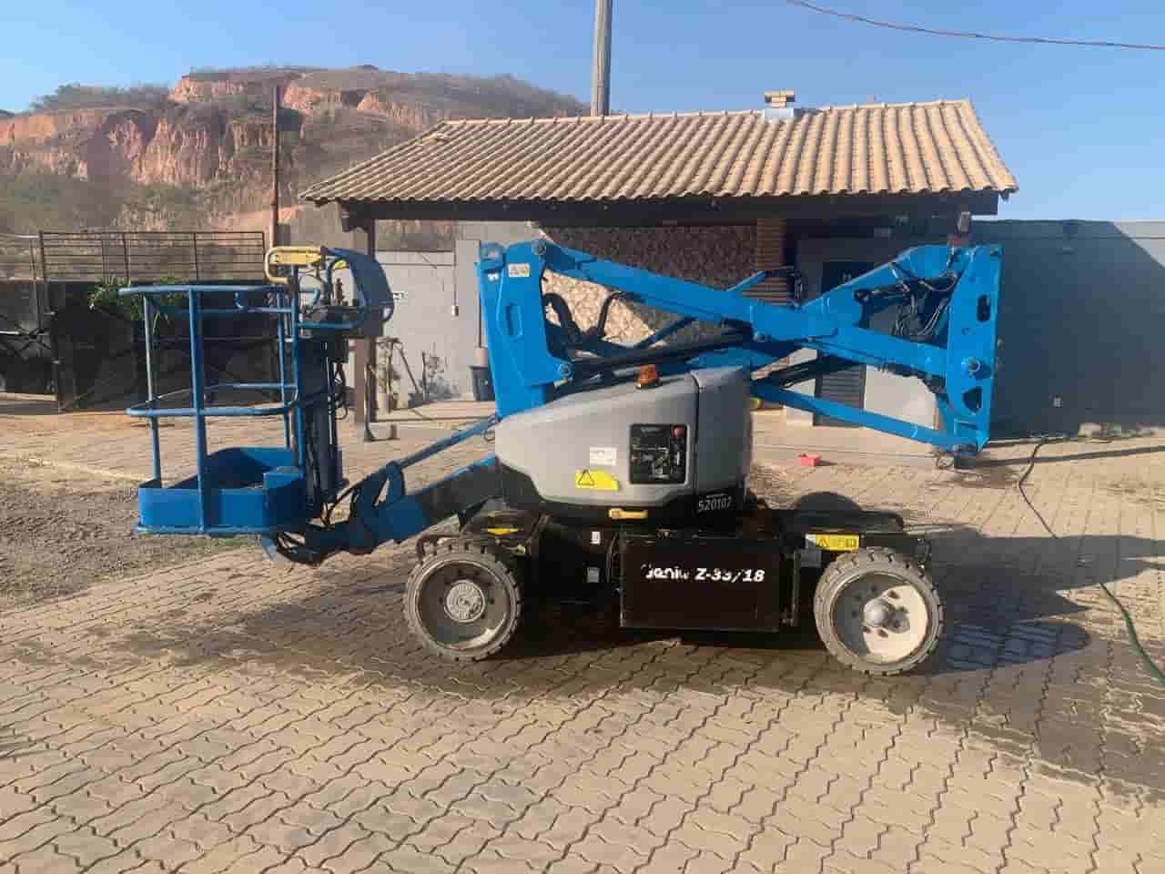Plataforma elevatória Genie Z33/18 2019 - imagem de fundo