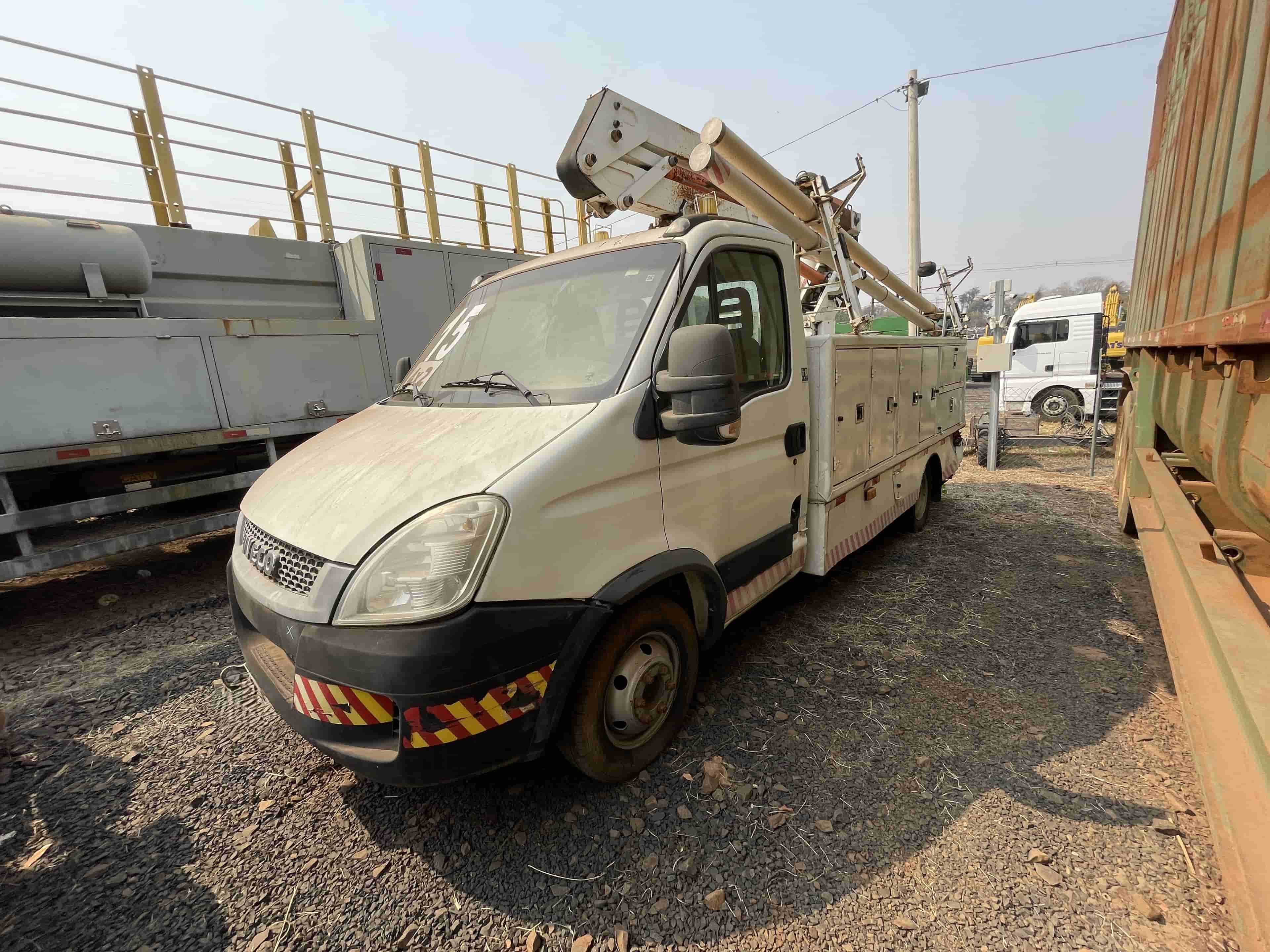 Caminhão Iveco Daily 55C17 2015 - imagem de fundo