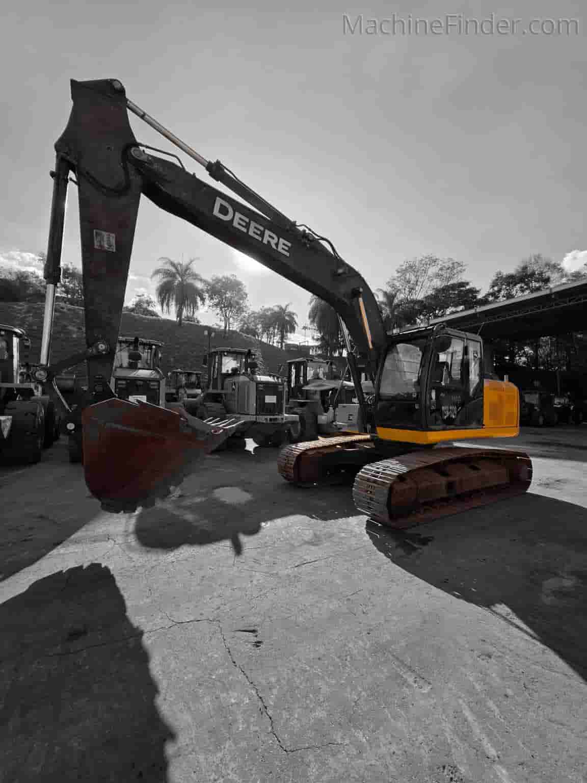 Escavadeira John Deere  200G 2020 - imagem de fundo