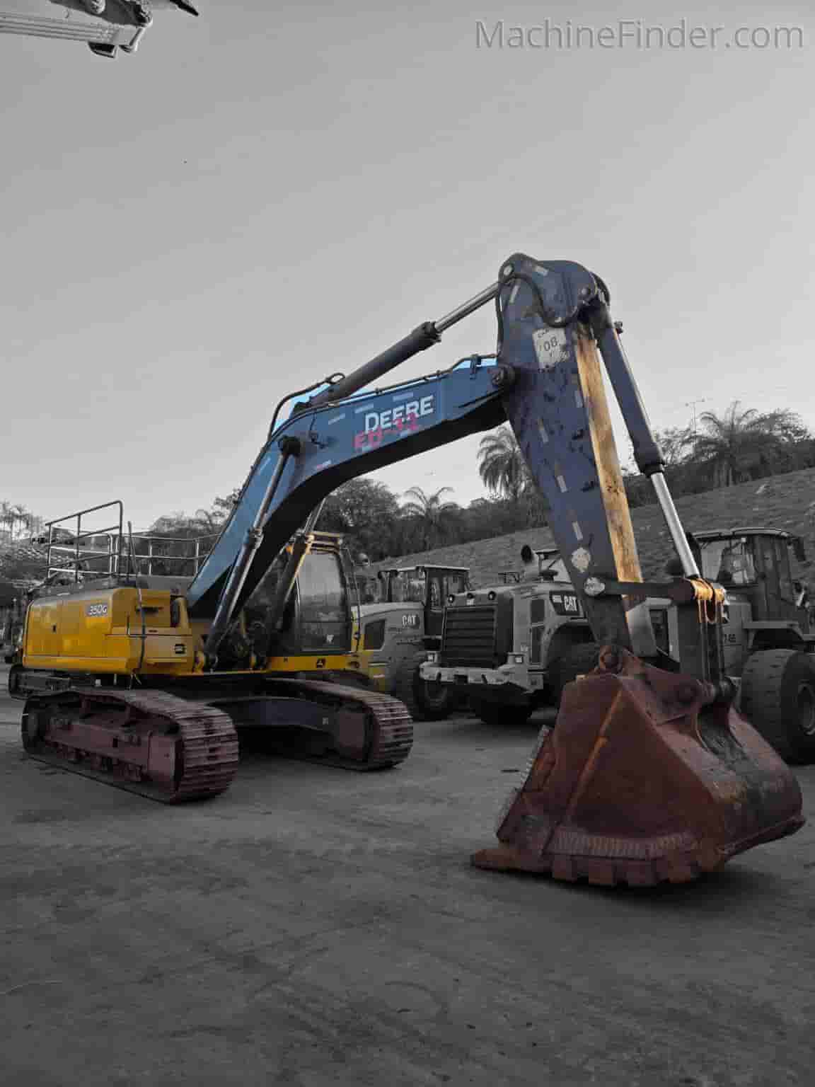 Escavadeira John Deere 350GLC 2021 - imagem de fundo