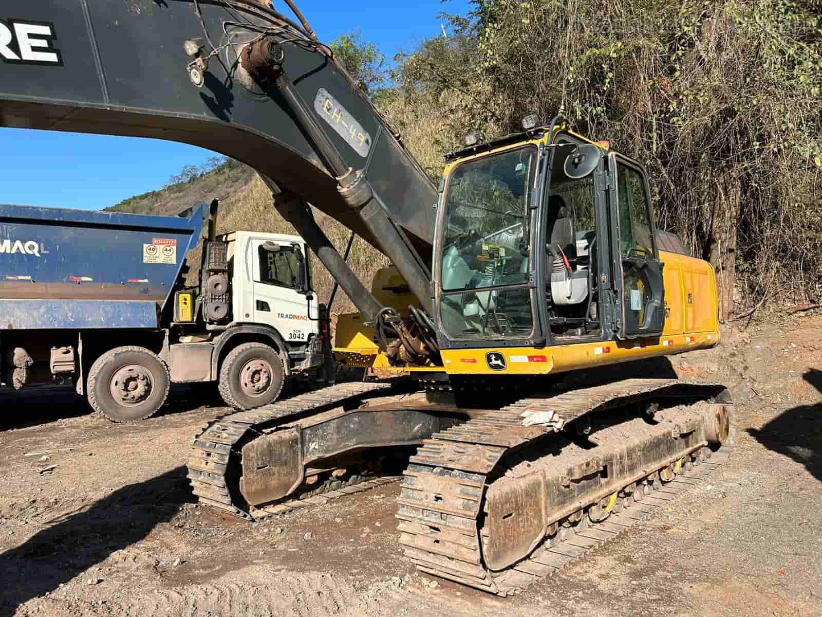 Escavadeira John Deere 350GLC 2021 - imagem de fundo