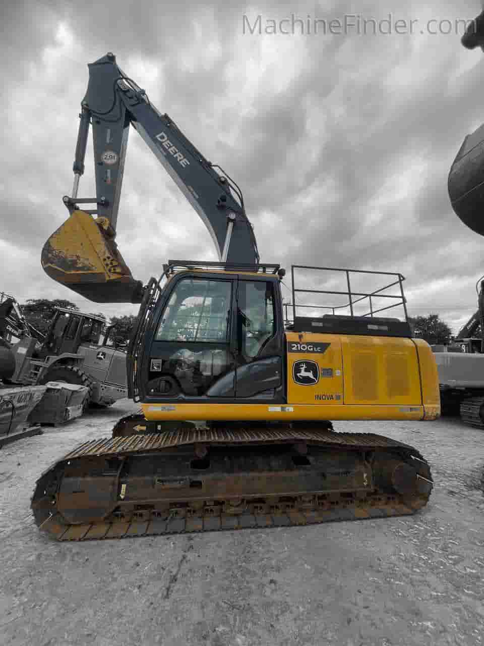 Escavadeira John Deere 210G LC 2022 - imagem de fundo