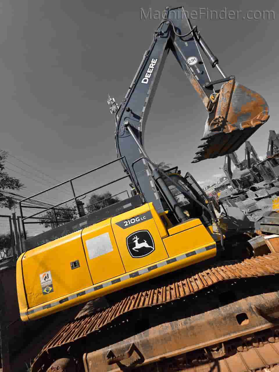 Escavadeira John Deere 210G LC 2022 - imagem de fundo