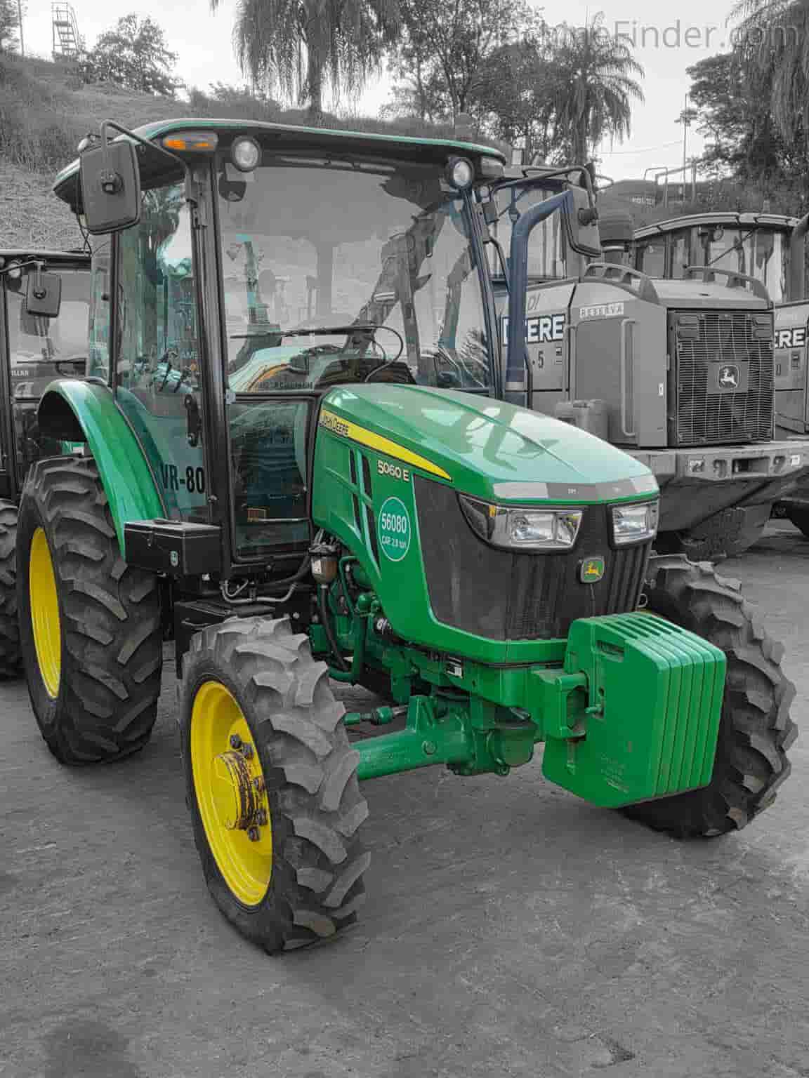 Trator agrícola John Deere 5060E  2023 - imagem de fundo