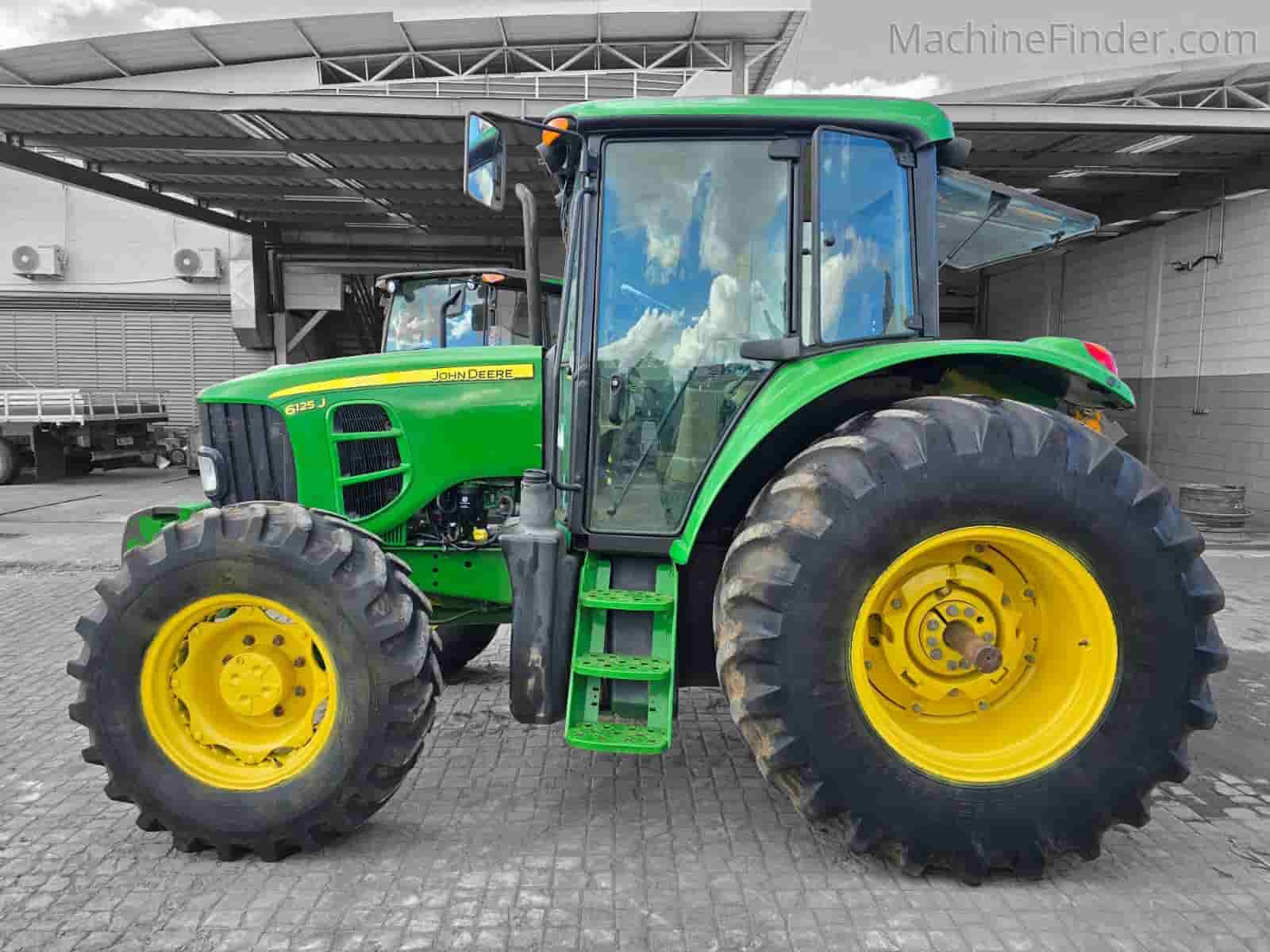 Trator agrícola John Deere 6125J 2017 - imagem de fundo