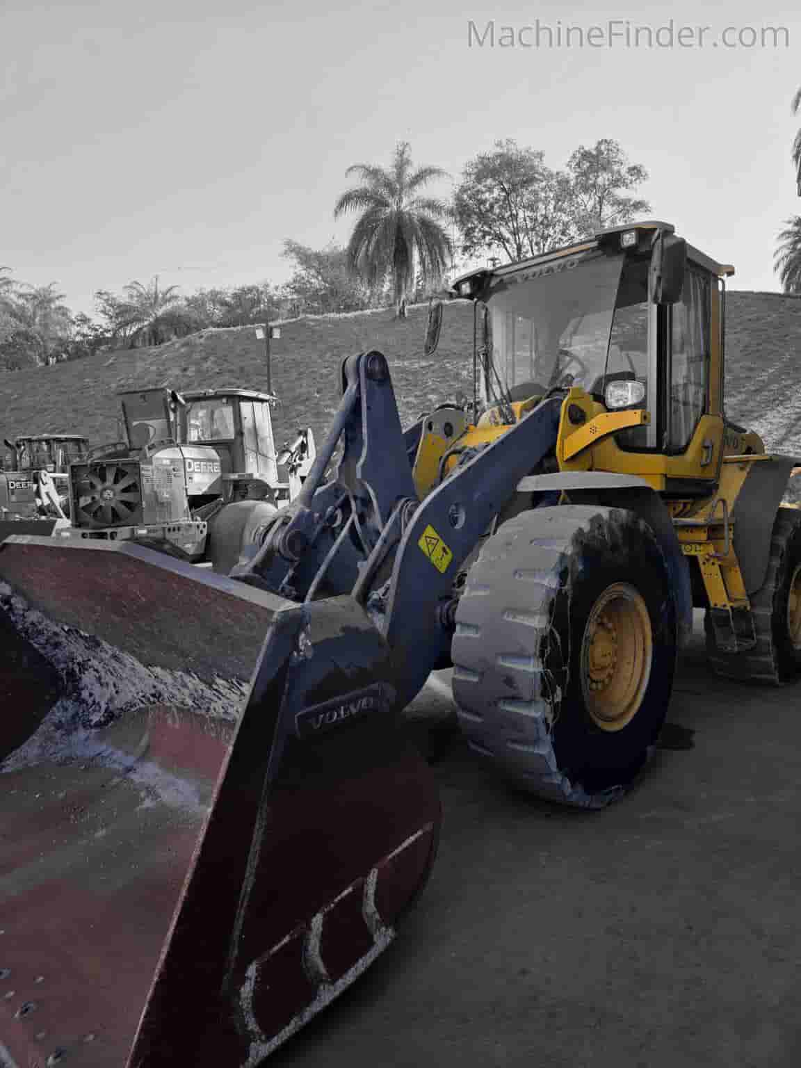Pá Carregadeira Volvo L90F 2023 - imagem de fundo