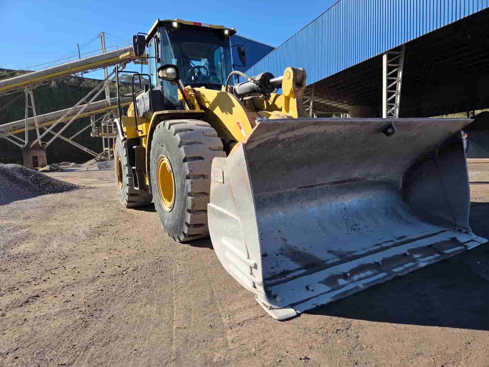Pá Carregadeira Caterpillar 950L 2020 - imagem de fundo