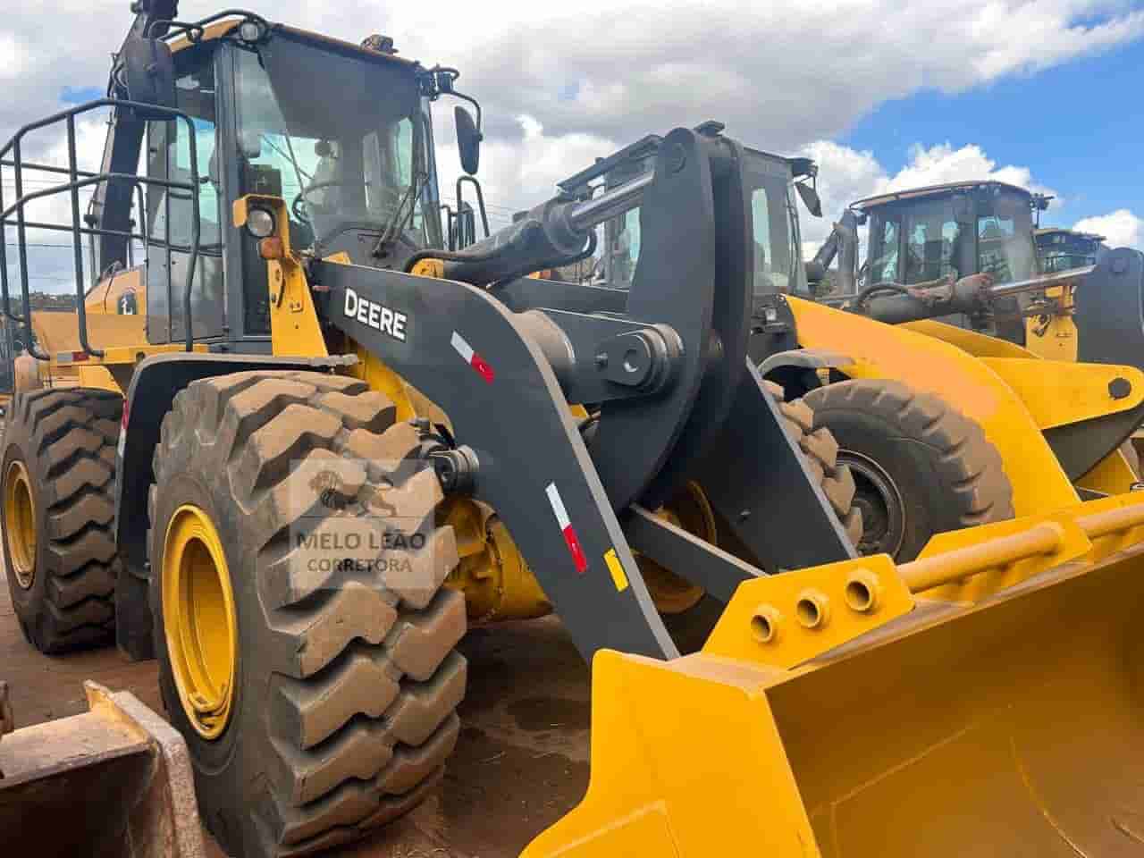 Pá Carregadeira John Deere 724K 2023 - imagem de fundo