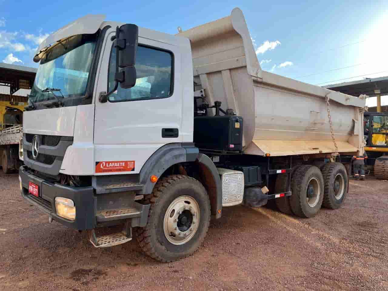 Caminhão Mercedes Benz AXOR 3131 6X4 2014 - imagem de fundo