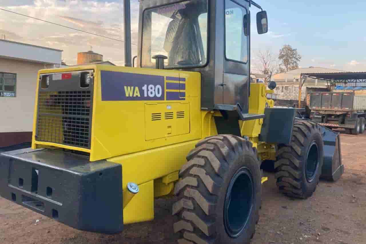 Pá Carregadeira Komatsu  WA180 2006 - imagem de fundo