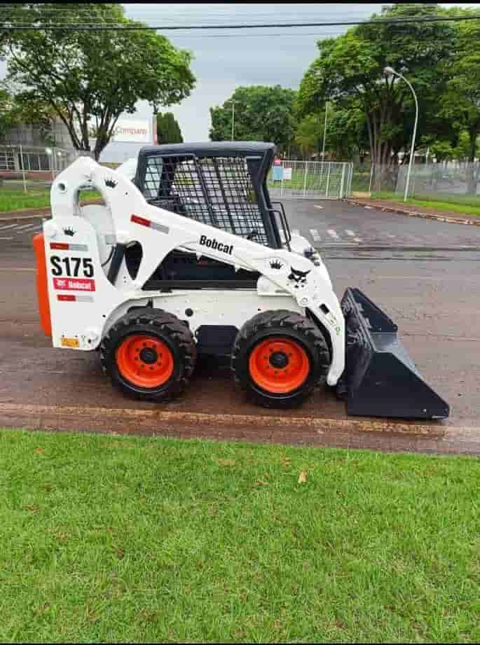 Mini Carregadeira Bobcat S175 2013 - imagem de fundo