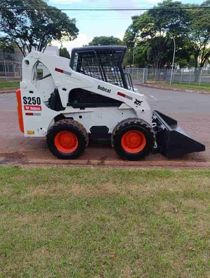 Mini Carregadeira Bobcat S250 2008 - imagem de fundo