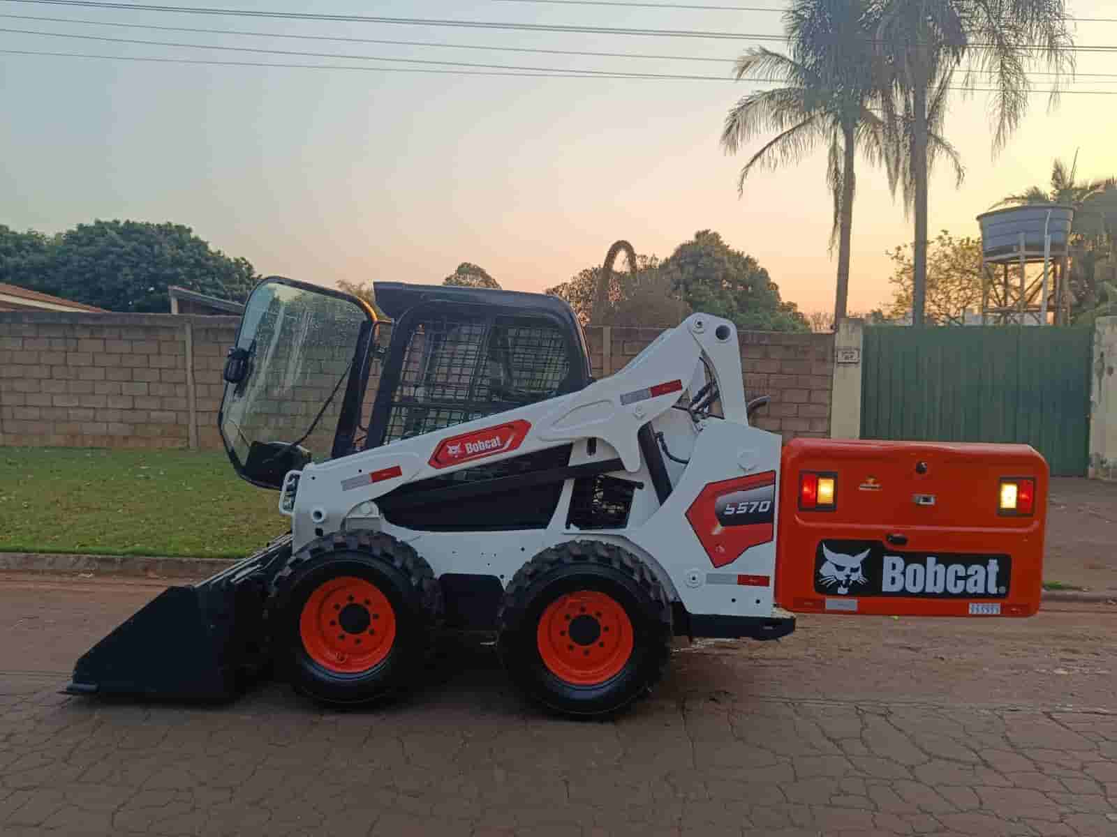 Mini Carregadeira Bobcat S570 2019 - imagem de fundo
