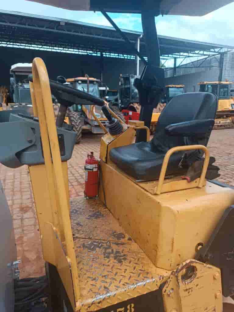 Rolo compactador Caterpillar CB214 2006 - imagem de fundo