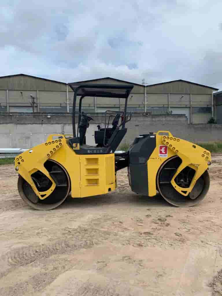 Rolo compactador Bomag BW141 2008 - imagem de fundo