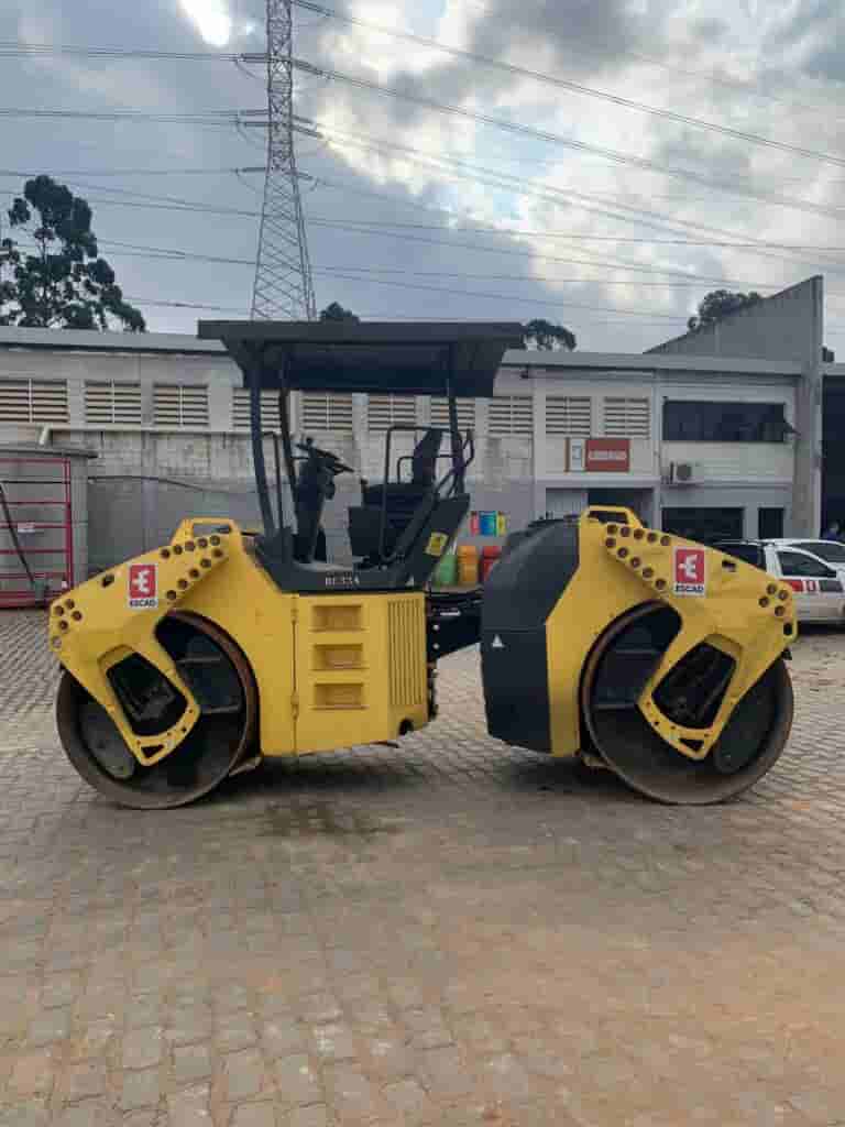 Rolo compactador Bomag BW151 2008 - imagem de fundo