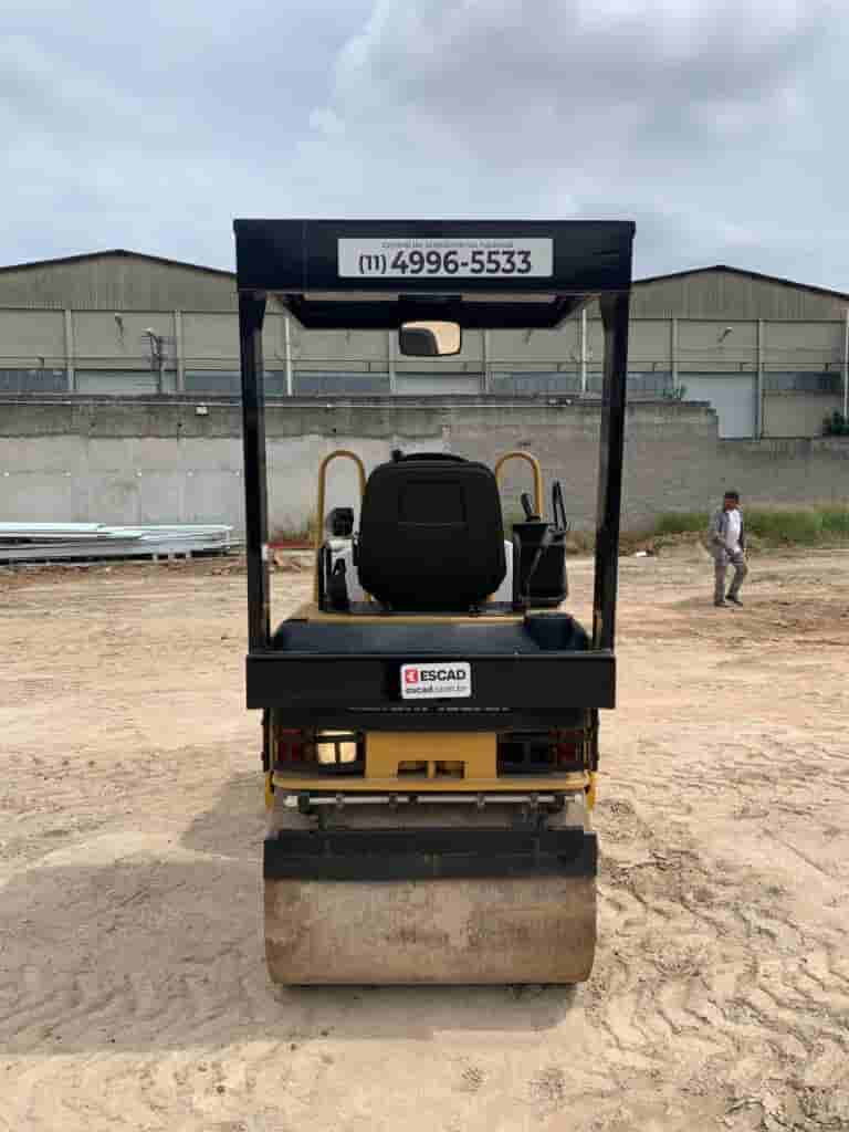 Rolo compactador Caterpillar CB22 2011 - imagem de fundo