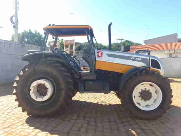 Trator agrícola Valtra BH145 2007 - imagem de fundo