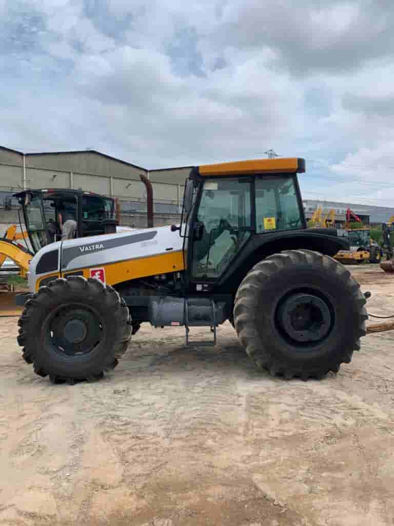 Trator agrícola Valtra BH145 2011 - imagem de fundo