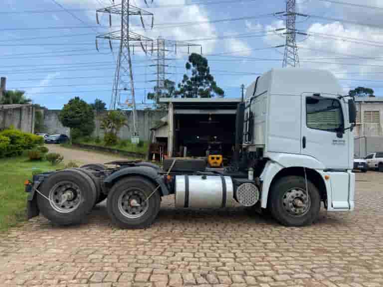 Caminhão Volkswagen VW 25-370 TRACTOR 6×2 2010 - imagem de fundo