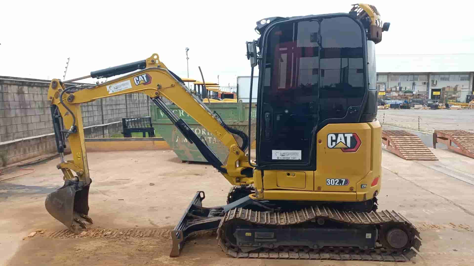Mini Escavadeira Caterpillar 302.7D 2021 - imagem de fundo