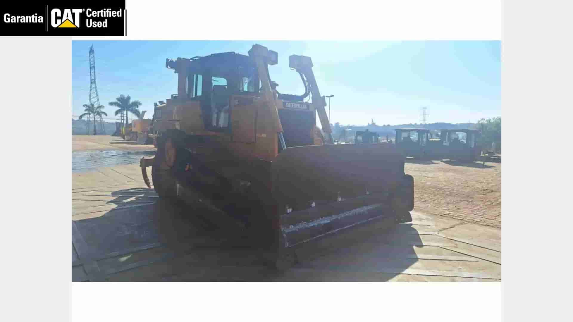 Trator de esteira Caterpillar D6T 2021 - imagem de fundo