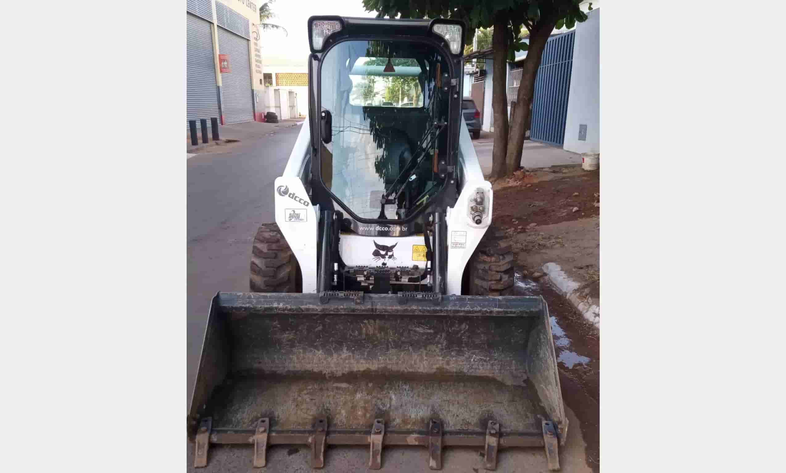 Mini Carregadeira Bobcat S650 2023 - imagem de fundo