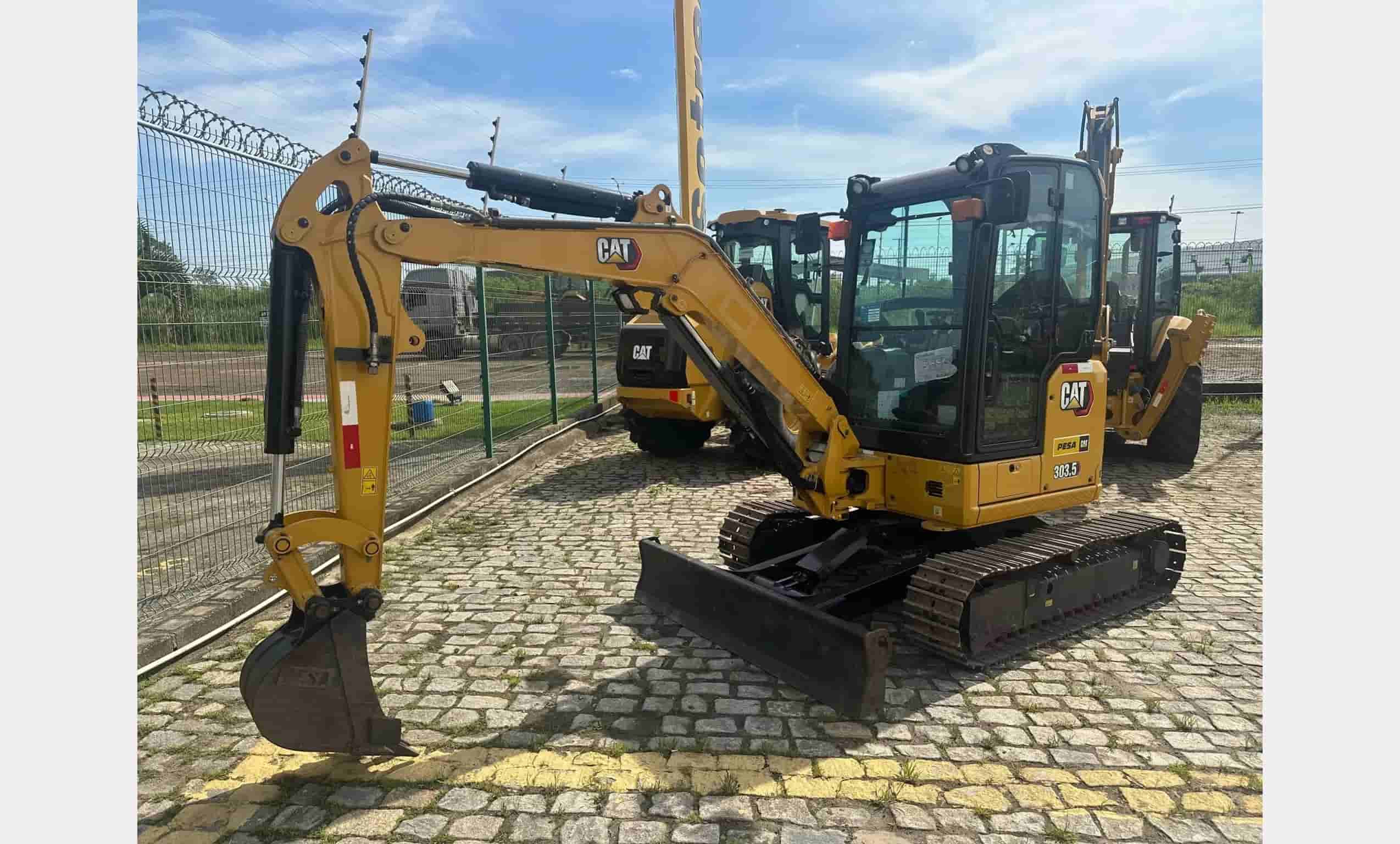 Mini Escavadeira Caterpillar 303.5  2022 - imagem de fundo