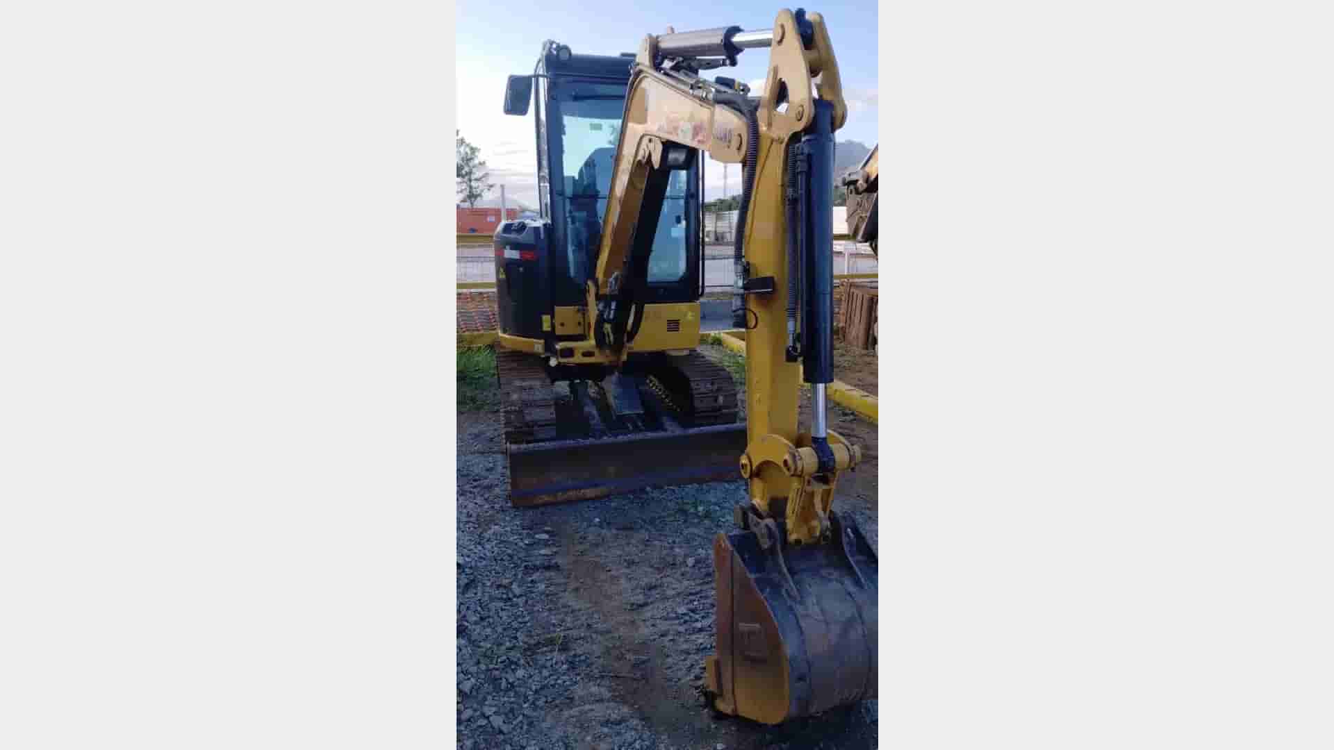 Mini Escavadeira Caterpillar 302.7D 2022 - imagem de fundo